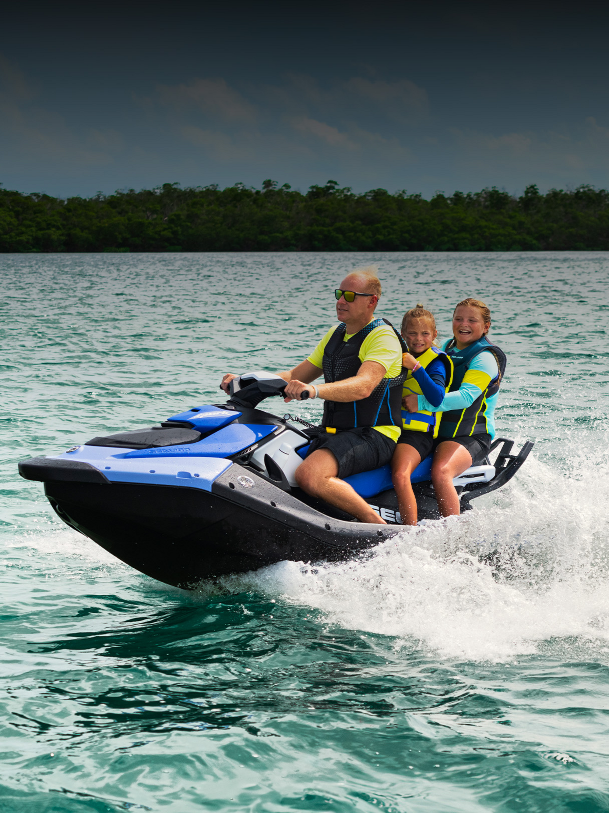 Vater mit zwei Kindern fährt mit SeaDoo.