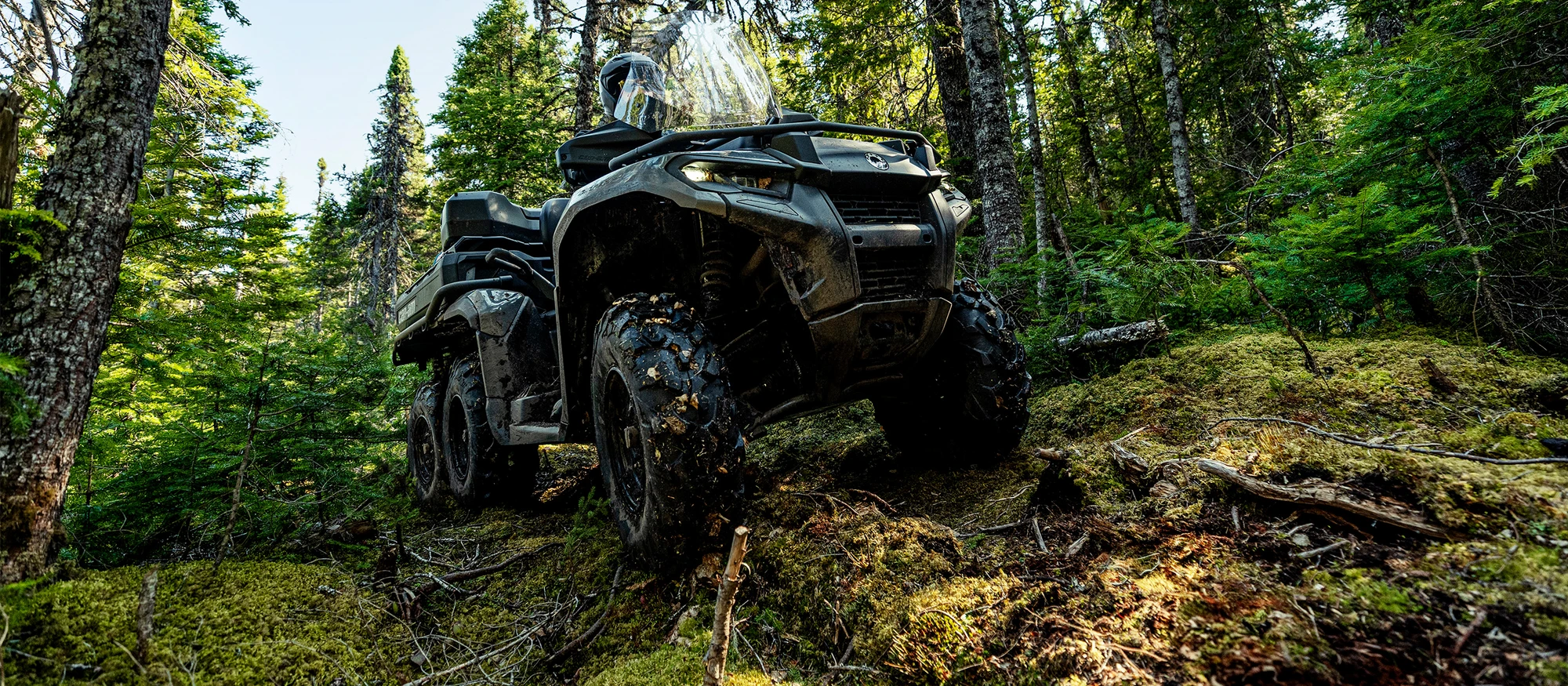 Can-Am ATV auf unwegsamen Gelände im Wald.