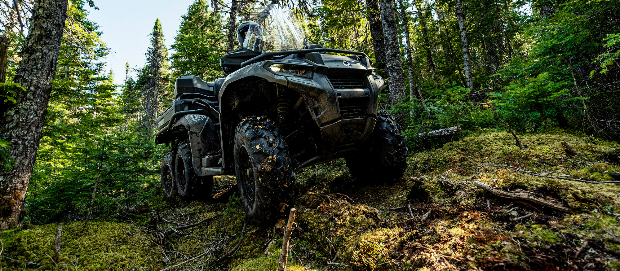 Can-Am ATV auf unwegsamen Gelände im Wald.