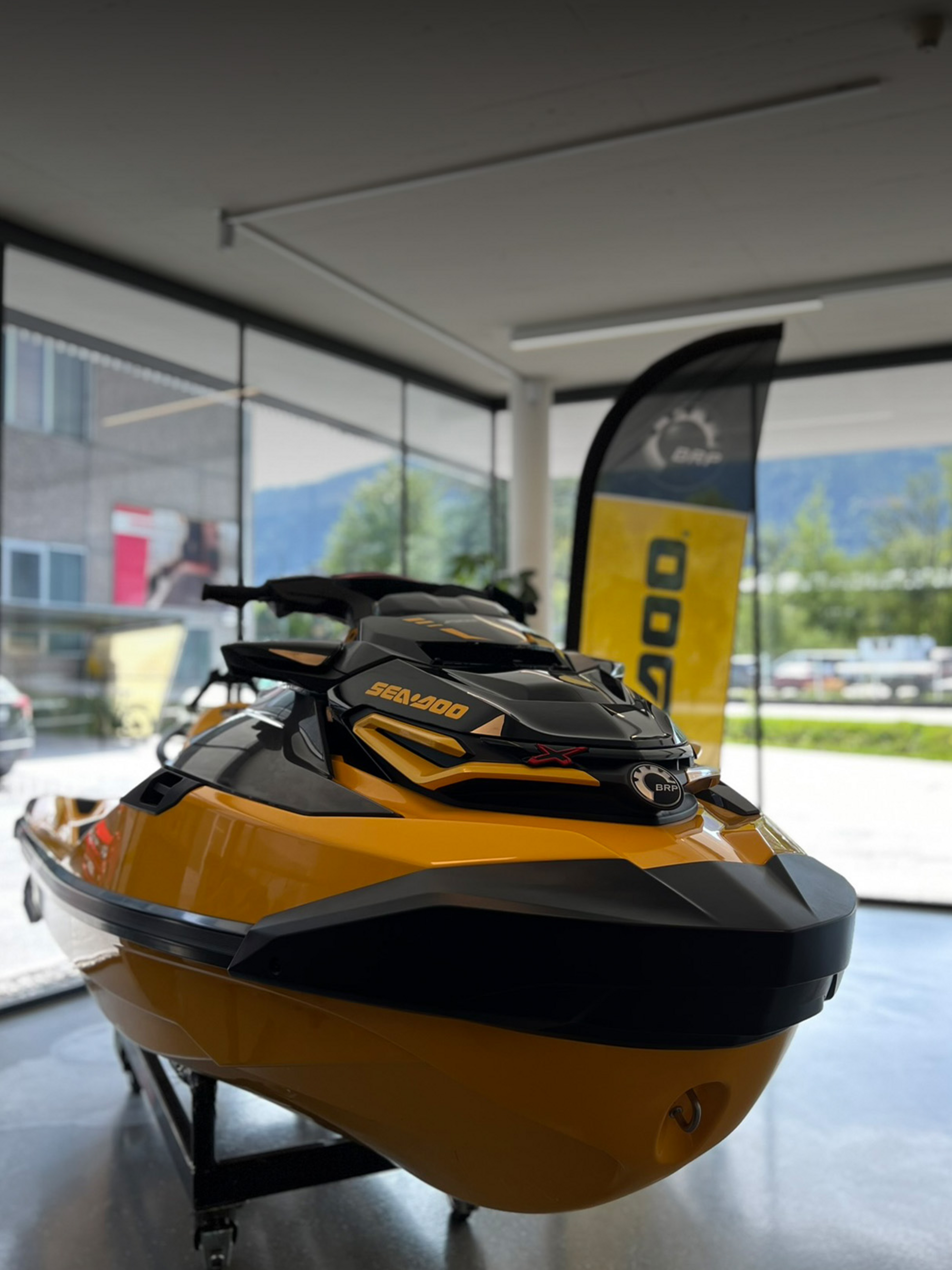 Gelb, schwarzes Sea-Doo im Schauraum in Kundl.
