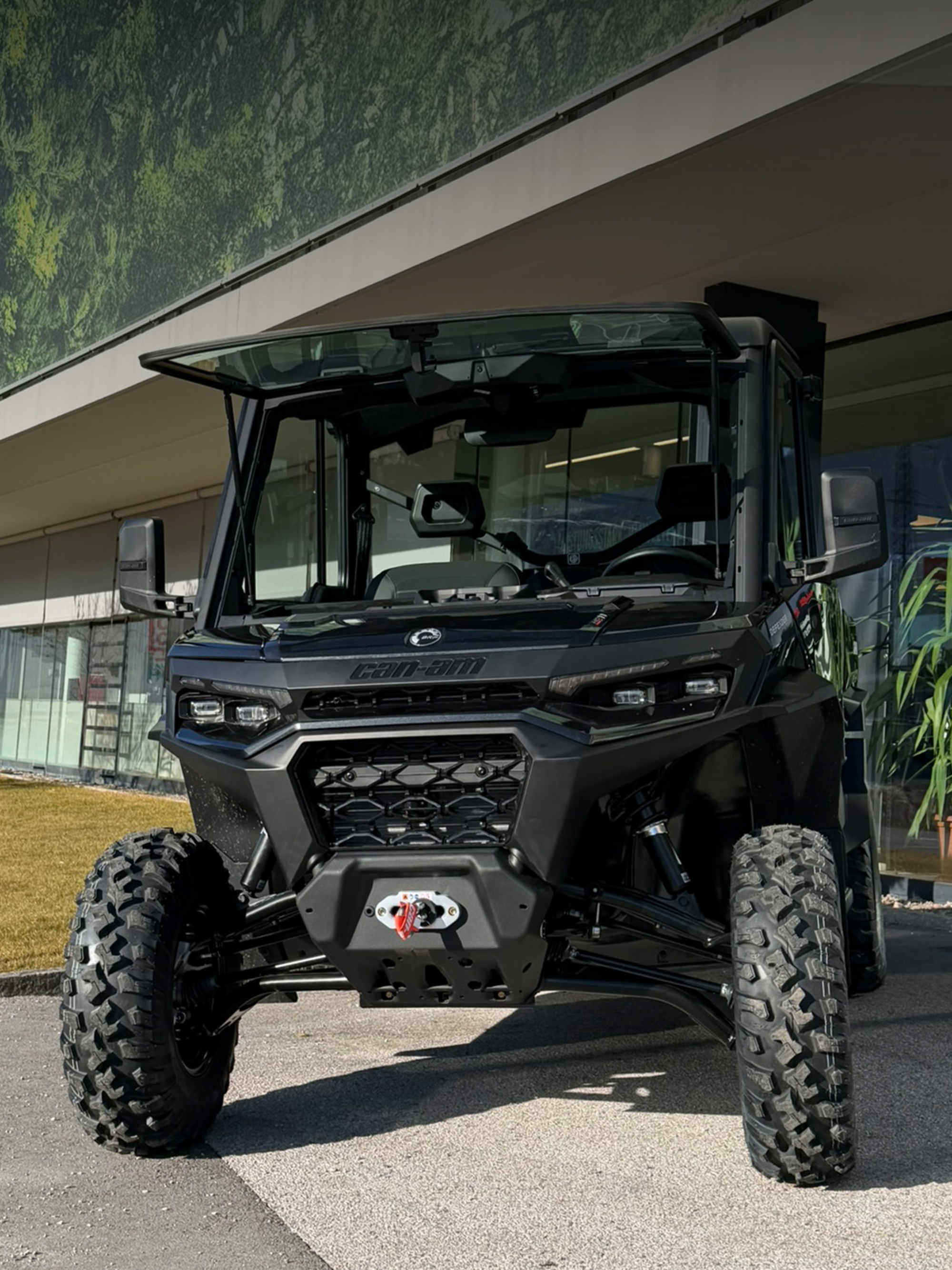Schwarzer Can-Am Traxter vor dem Firmengebäude von Hochfilzer in Kundl