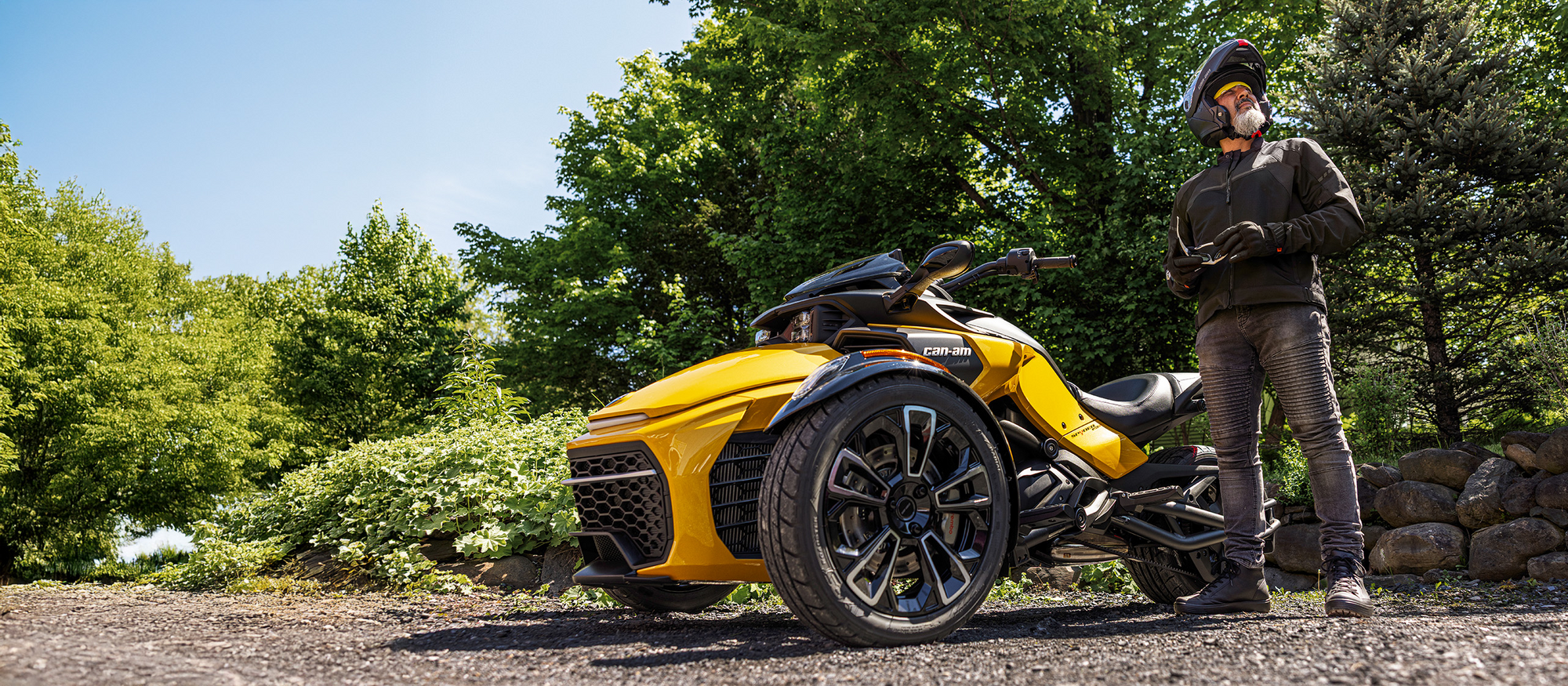 Gelbes, dreirädriges Motorrad von Can-Am