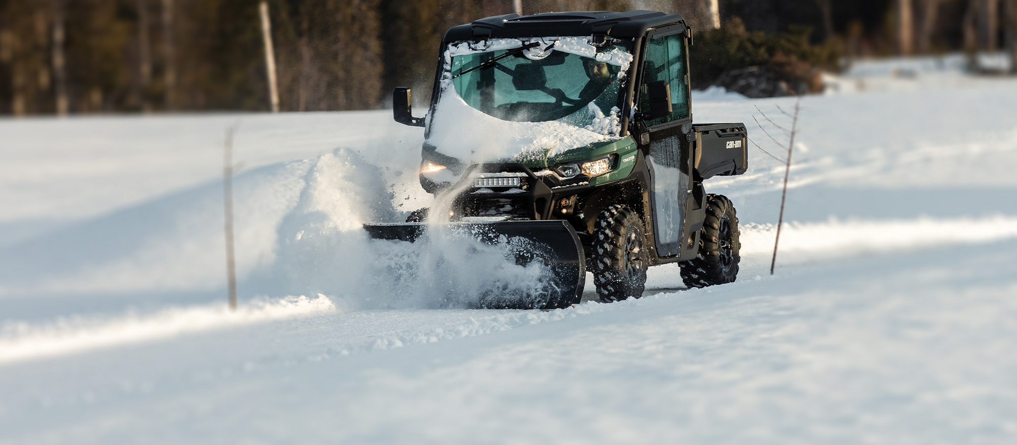 Can-Am SSV mit Schneeschild bei der Arbeit