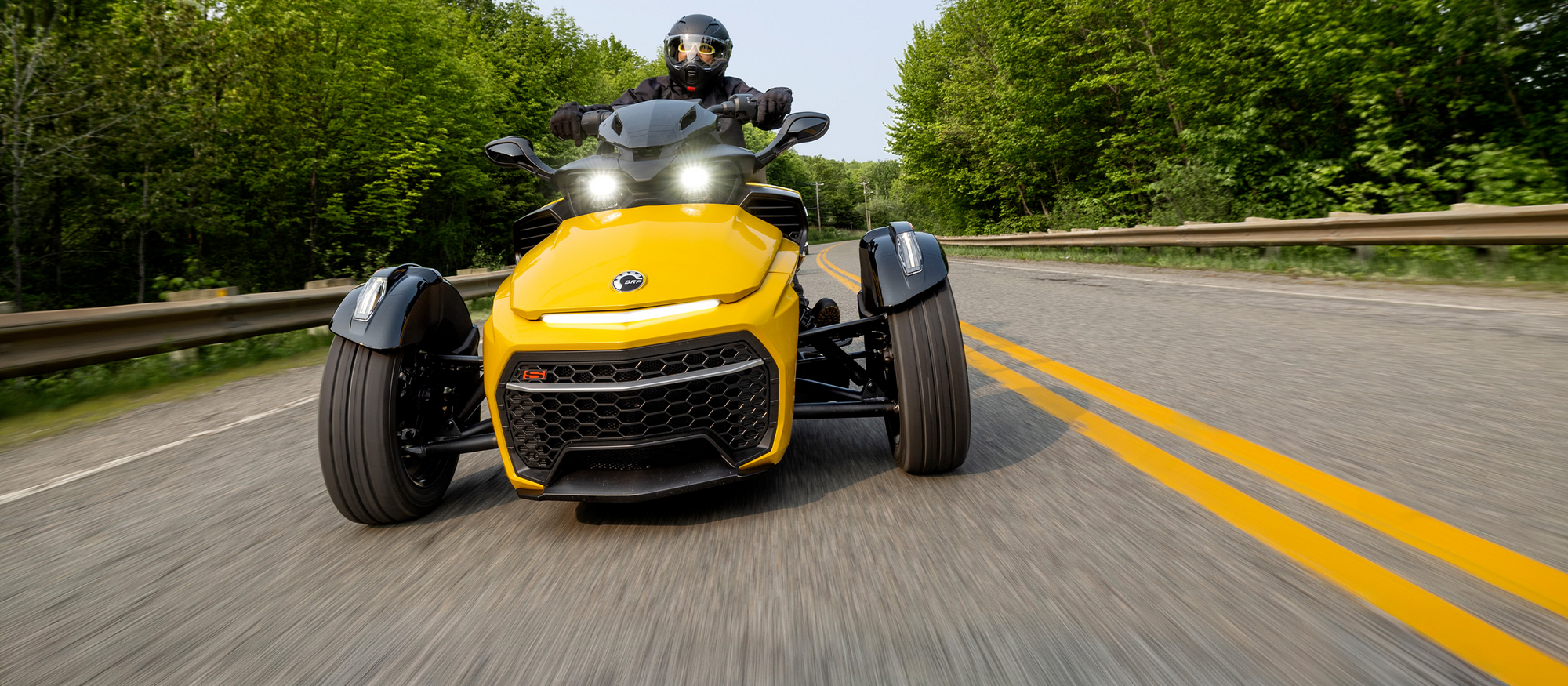 Gelbes, dreirädriges Motorrad von Can-Am