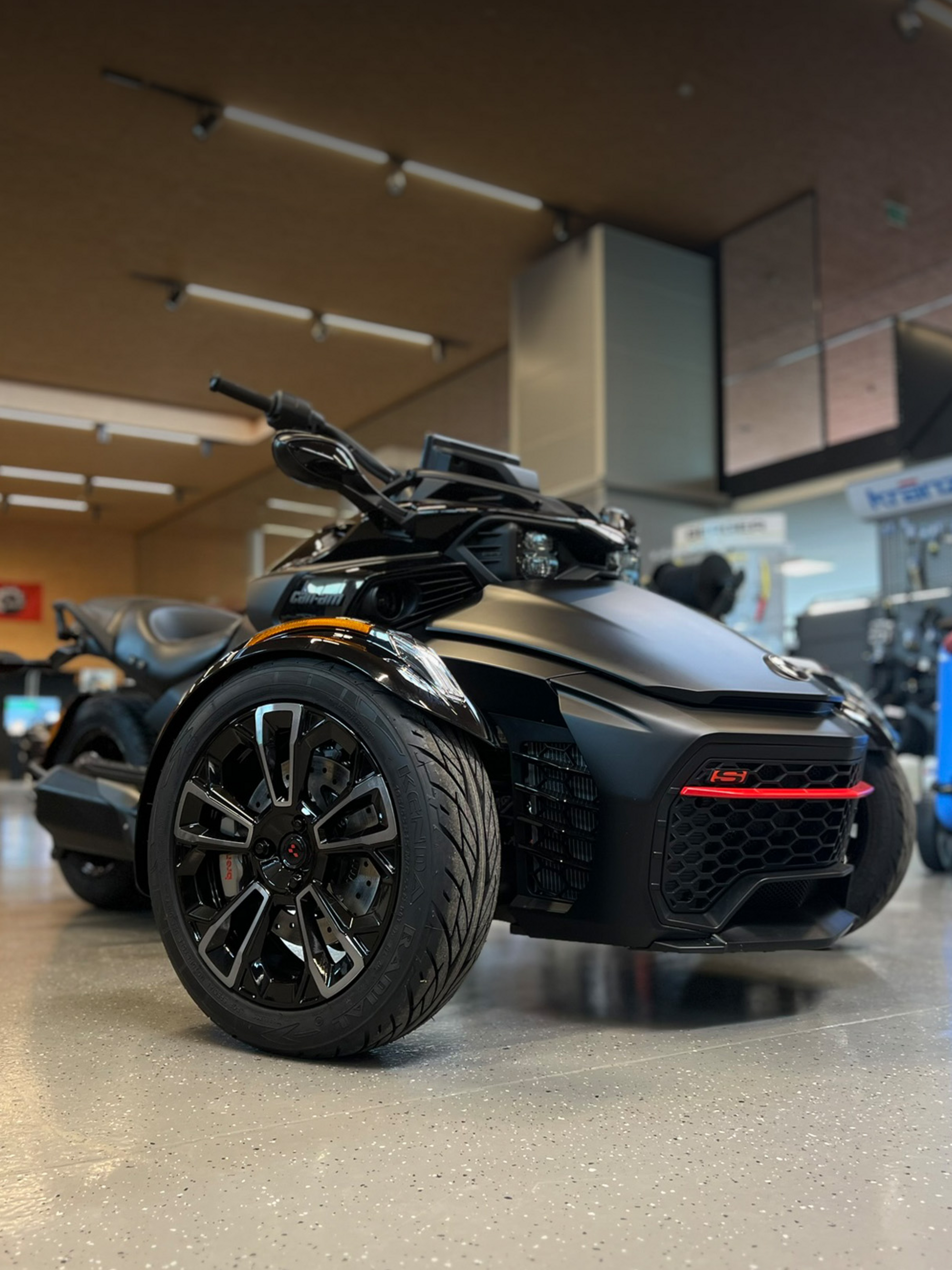 Schwarzer Can-Am Spyder mit roten Akzenten.